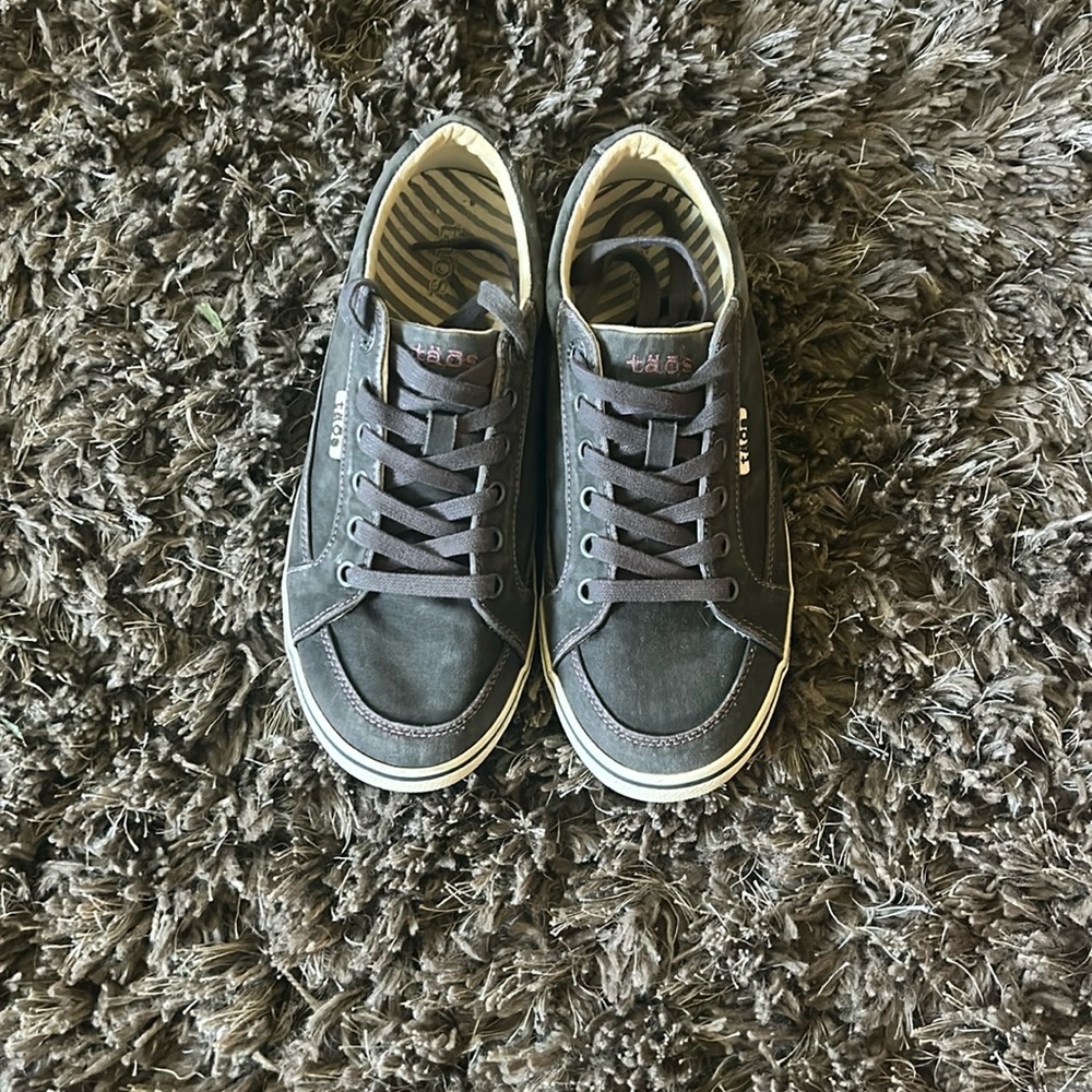 Womens Taos tennis shoes. Size 7.5